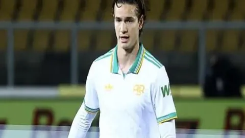 张宁独斗对手，巧妙撤步投篮命中