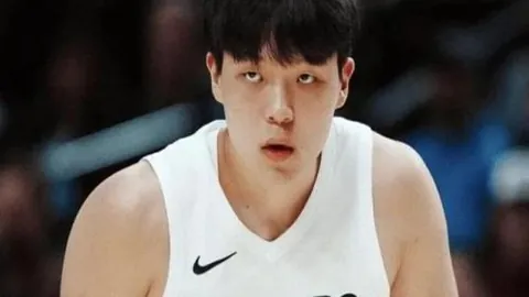 布朗尼发展联盟首战得分低迷，虽送出6分3板4助但失误连连。